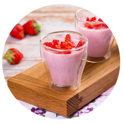 taça de mousse de morangos com pedaços de morango