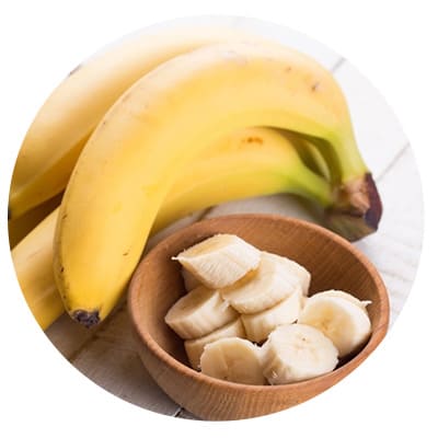 cachode banana com bananas cortadas em um pote