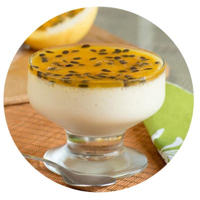 Taça de mousse de maracujá com geléia de sementes